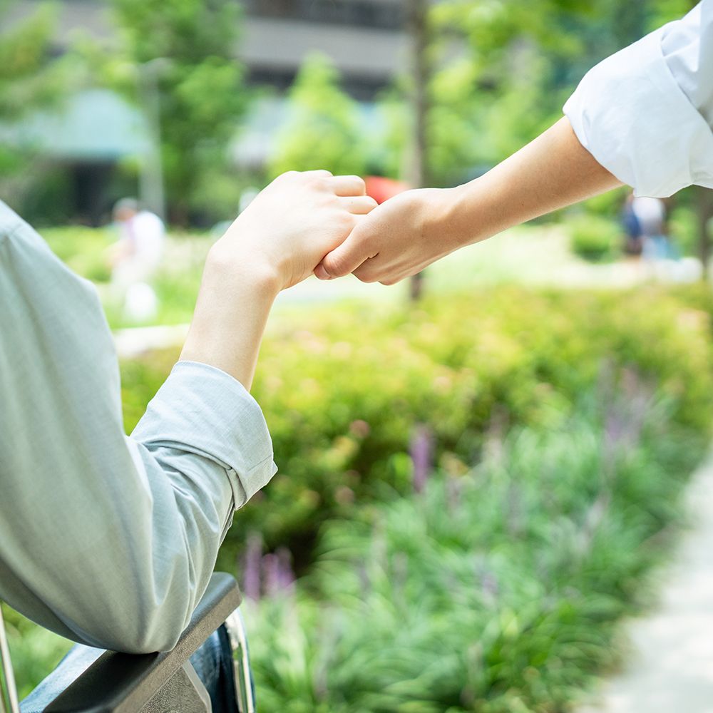 정원에서 환자의 손을 잡아주는 의료진