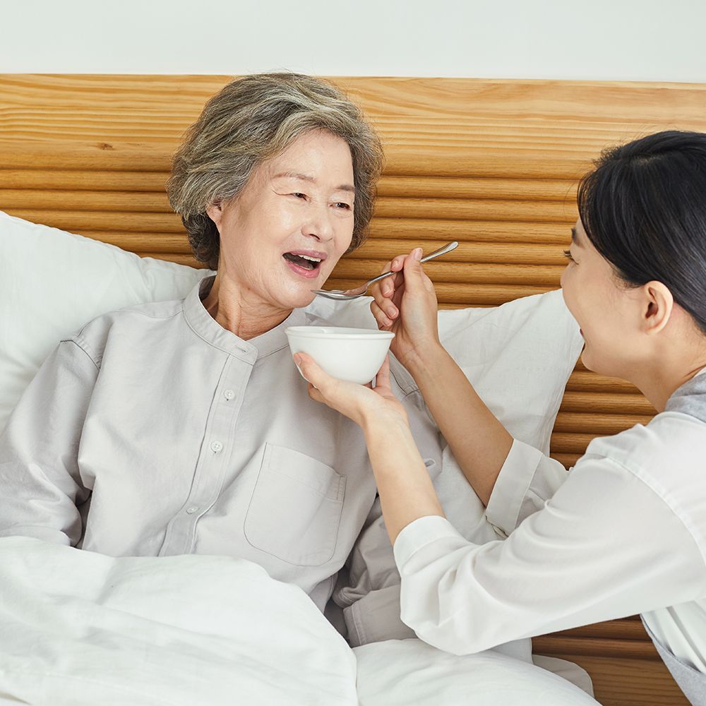 환자와 따뜻하게 대화하는 아너스힐병원 간호사